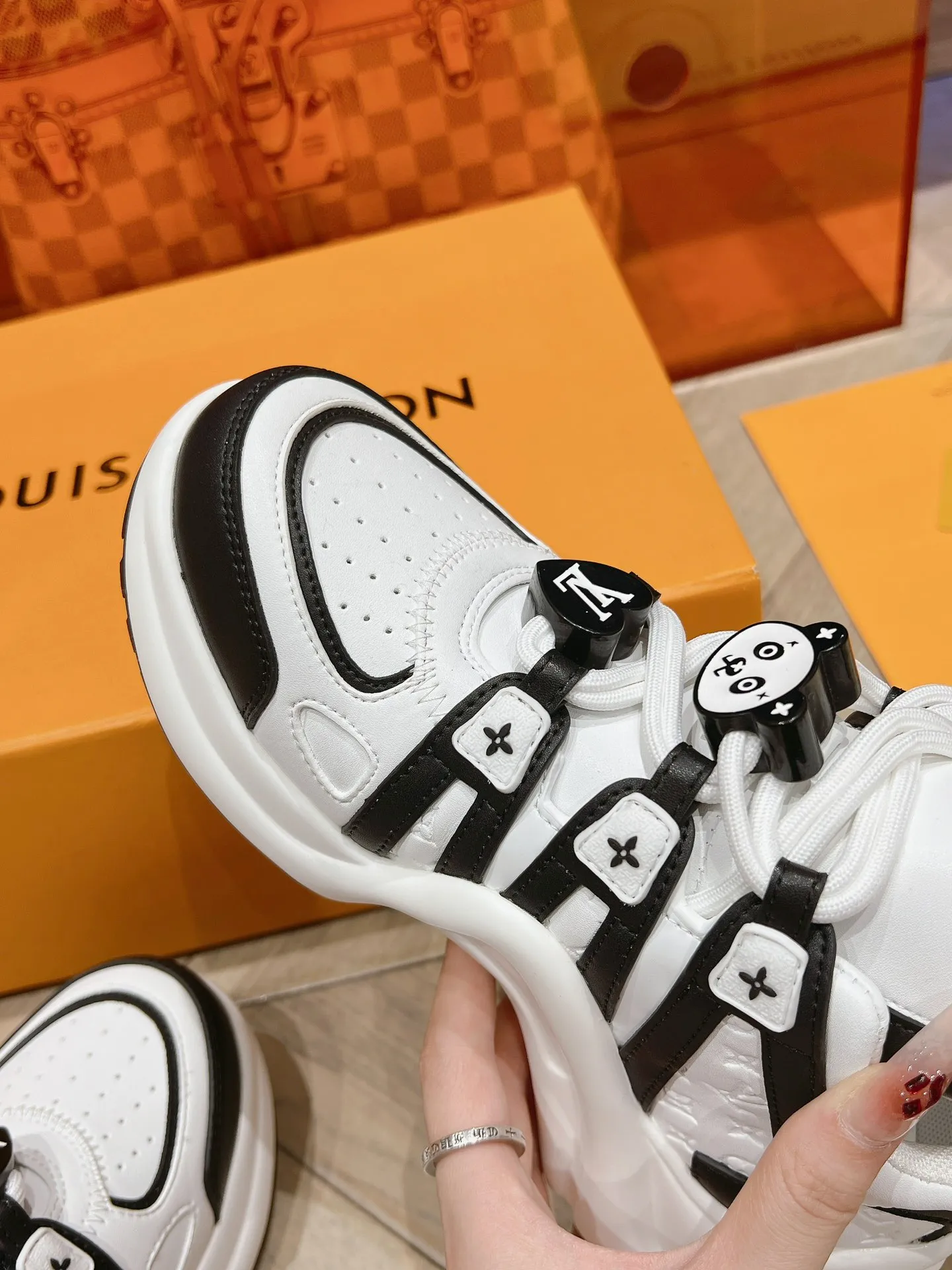 👟👟Ex-factory price 720👟👟 LV 2024 new model, Chinese Valentine's Day limited edition, fresh and refined colors, each color is equipped with different buckles, each with its own unique charm.  Cowhide color-blocked ventilated arch bridge dad shoes. Wear them for travel and dates, and you will be the center of attention.  Code number: 35-40 (41 customized)